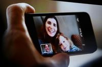 Функция FaceTime инициирует сеанс видеосвязи, о такой возможности Стив Джобс мечтал, по его словам, еще в детстве