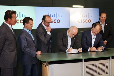 Виктор Вексельберг и Джон Чемберс подписали соглашение, в соответствии с которым Cisco в течение десяти лет инвестирует миллиард долларов в российские технологические инновации. Церемония прошла в присутствии Дмитрия Медведева, сразу вслед за Петербургским форумом предпринявшего поездку в американскую Кремниевую долину