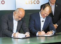 Виктор Вексельберг и Джон Чемберс подписали соглашение, в соответствии с которым Cisco в течение десяти лет инвестирует миллиард долларов в российские технологические инновации. Церемония прошла в присутствии Дмитрия Медведева, сразу вслед за петербургским форумом предпринявшего поездку в американскую Кремниевую долину