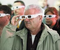 Большинство людей не хотят надевать очки, чтобы смотреть трехмерные передачи и фильмы дома; к тому же эти очки достаточно дороги — некоторые стоят около 200 долл. за пару