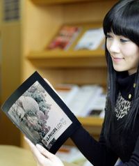 В прошлом в LG уже демонстрировали гибкие цветные дисплеи на основе электронной бумаги, в частности,частности 14-дюймовый экран формата A4, способный отображать 16,7 млн цветов