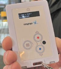 Рисунок 3. С недавних пор компания Ekahau предлагает значки WLAN модели T301 BD с дисплеем для личной безопасности и для использования в качестве пейджера. 