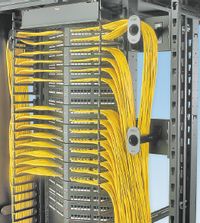 Рисунок 5. Угловые коммутационные панели и вертикальные кабельные организаторы в шкафу Panduit.