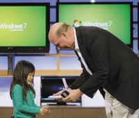 Ровно год назад девочка по имени Кайли с рекламы Windows и Стив Балмер объявили о начале продаж новой операционной системы (Фото: Microsoft)