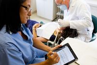 Независимые разработчики создают собственные приложения для операционных систем, установленных на планшетных компьютерах, оперативно представляя новые версии. Фото: Apple.