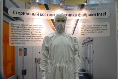 Чтобы надеть стерильный костюм Bunny suit, новичку потребуется не менее получаса, а специалисты Intel справляются с задачей за 5пять минут