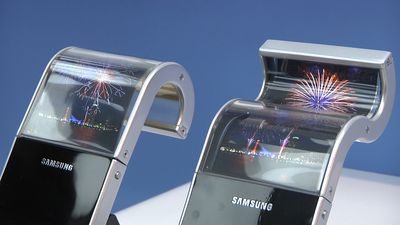 Для демонстрации экраны были помещены в специальные пластиковые контейнеры, удерживающие их в изогнутом положении; одному была придана форма буквы S, другой был согнут на 180 градусов