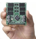 Рисунок 2. Каждая микросхема NAND накопителя SSD является частью общего пула, адресное пространство которого обслуживает встроенный контроллер. Контроллер обеспечивает поддержку интерфейсов (SATA, PATA, SAS или FC).