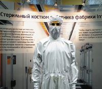 Чтобы надеть стерильный костюм Bunny suit, новичку потребуется не менее получаса, а специалисты Intel справляются с задачей за пять минут