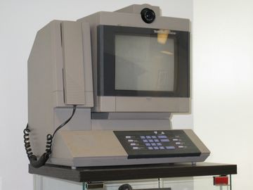 Небольшой музей видеосвязи. На фото – один из первых персональных терминалов видеосвязи