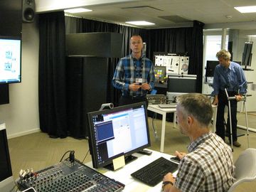 Здесь тестируют новые алгоритмы кодирования и декодирования видео. Большие успехи достигнуты в части передачи видео на каналах с большим уровнем потерь пакетов (читай: Интернет). Нам демонстрируют, что 5%-ный уровень потерь не приводит к сколько-нибудь заметному снижению качества.