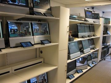 Еще одно фото из этой лаборатории. Здесь также проверяются в деле любые изменения, вносимые к программный код средств видеосвязи. Задача – выявить все возможные проблемы еще на этапе разработки, чтобы до конечного пользователя доходили уже полностью обкатанные решения.