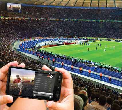 Зрелище на поле… и на мобильном телефоне