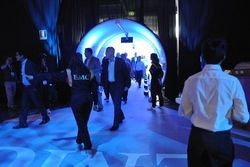 Путь на форум сопровождался доносившимся из динамиков ревом гоночных болидов