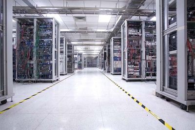 В тестовом центре оборудование проверяется в том числе на электромагнитную совместимость, работоспособность в различных условиях и безопасность эксплуатации. Фото: H3C