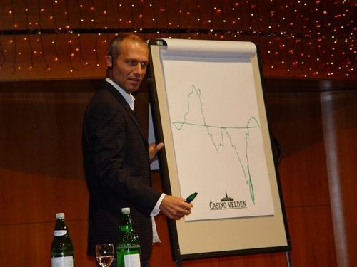 Основатель и президент APPP Матиас Поэм демонстрирует свою альтернативу PowerPoint