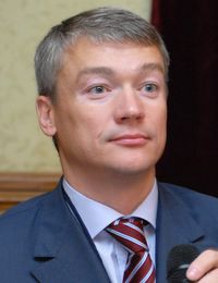 По словам Алексея Попова,  переход  исполнительной власти на электронные рельсы  задерживался из-за длительного согласования  процедур взаимодействия различных ведомств на федеральном и региональном уровнях