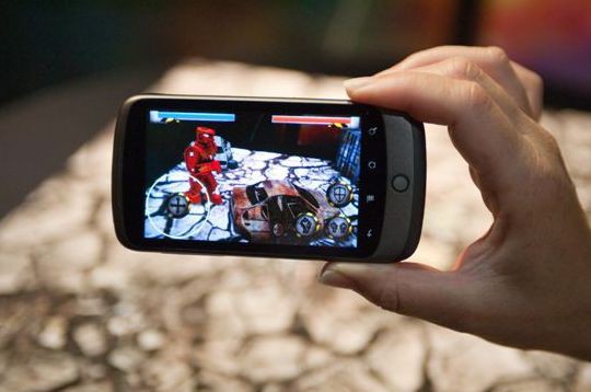 На экране телефона можно увидеть виртуальные персонажи, наложенные на реальное изображение фона. Фото: Qualcomm