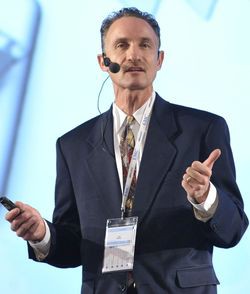 Боб Брэхэм считает задачей EMC помощь предприятиям в ускорении перехода от традиционных ИТ-моделей к внедрению гибридных облачных структур