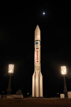 Ракетоноситель «Протон-М» с космическим аппаратом «Экспресс-АМ4» на стартовой площадке 18 августа 2011 года. Фото: «Роскосмос»