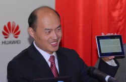 Хуань Цзунбо во время своего выступления активно использовал новинку компании — планшет Huawei MediaPad