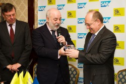 Вручая Герхарду Освальду традиционный стеклянный кирпич Skolkovo Stone, Аркадий Вексельберг отметил, что этот кирпич — уже 19-й по счету.