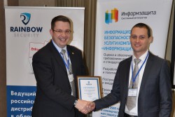 Андрей Голов, коммерческий директор «Информзащиты», и Сергей Гончаров, менеджер по работе с партнерами Rainbow Security, скрепляют заключение партнерского соглашения