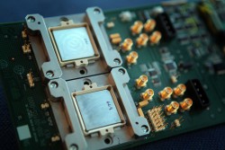 Во время демонстрации чип Intel использовался совместно с концептуальной моделью памяти компании Micron — Hybrid Memory Cube, всемеро более энергоэффективной, чем обычная. Источник: Intel