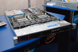 В серверах ProLiant DL360p G8 устанавливается один или два процессора Xeon E5-2600 и до 768 Гбайт оперативной памяти