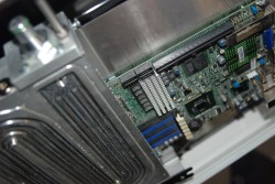 В решении, предложеннм Icetop, охлаждающая жидкость отводит тепло от материнской платы с помощью конвекции, а затем передает в теплообменный агрегат, через который под малым давлением прокачивается вода