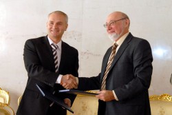 Договор между Microsoft и РАН подписали Николай Прянишников и Сергей Алдошин