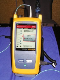 На экране рефлектометра представлены графическое изображение оптической трассы и численные значения измерений