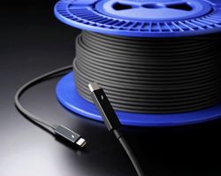 Оптический кабель можно использовать и в бытовых устройствах, причем скорость передачи не теряется, даже если завязать его узлом