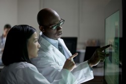 Панель можно установить в горизонтальном положении, как стол, или же повесить на стену. Источник: Microsoft