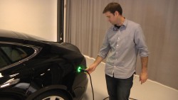 Чтобы перезарядить батарею, достаточно воткнуть кабель в розетку, которая находится там, где у машины с бензиновым двигателем располагается люк бензобака; зеленая лампочка начинает мигать, причем частота мигания в ходе процесса уменьшается; когда батарея заряжена, лампочка горит ровным зеленым светом