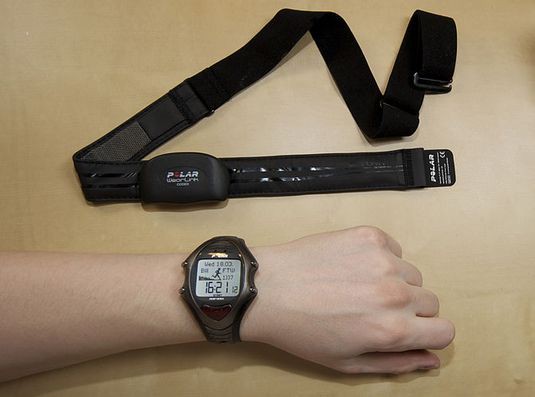 Большинство носимых устройств применяется сегодня в сфере здравоохранения; сюда относятся, например, мониторы сердечного ритма. Источник: Bill Ebbesen/Wikipedia