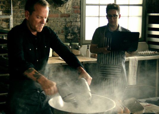 У Кифера Сазерленда свое представление о том, как надо взбивать тесто. Источник: Acer