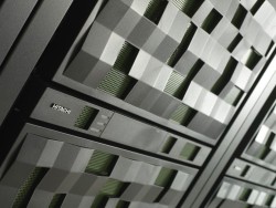 В конфигурациях, составленных только из флэш-накопителей, массивы VSP cмогут обеспечить скорость случайного считывания на уровне более миллиона операций в секунду. Источник: HDS