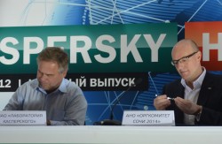 Евгений Касперский, генеральный директор «Лаборатории Касперского», подписывает соглашение с Дмитрием Чернышенко, президентом Олимпийского комитета «Сочи 2014»