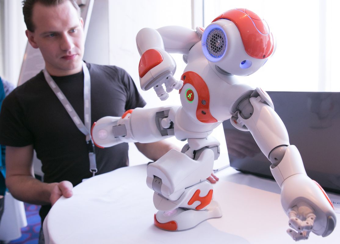Робот искусственный интеллект говорящий. Робот с искусственным интеллектом. Игрушки с искусственным интеллектом. Мини робот с искусственным интеллектом игрушка. Робот интеллект с искусственным интеллектом.