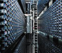 Жесткие диски все активнее вторгаются в традиционные области применения ленточных накопителей. Но ленты оказываются значительно удобнее и занимают гораздо меньше места, если нужно управлять очень большими объемами информации