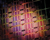 В процессорах Xeon E7 2,6 млрд транзисторов, размещенных на подложке размером 513 кв. мм (Фото: Intel)