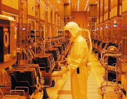 Главная причина необходимости участия государства в жизни микроэлектронной отрасли — ее огромная капиталоемкость. Создание современной фабрики обходится в 4-8 млрд долл., и даже гиганты наподобие GlobalFоundries или Intel не смогут обойтись без посторонней помощи (Фото: Intel)