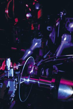 МИКРОГОЛОГРАФИЧЕСКИЙ ДИСК GE вмещает 500 Гбайт данных на 20 последовательно расположенных слоях, считываемых голубым лазером Фото: GE Global Research 