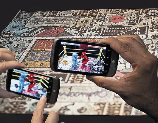 НА ЭКРАНЕ ТЕЛЕФОНА МОЖНО увидеть виртуальных персонажей, наложенных на реальное изображение фона Фото: Qualcomm 