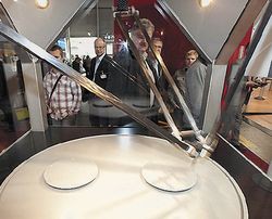 ВСТРОЕННЫЕ ИНТЕЛЛЕКТУАЛЬНЫЕ системы выполняют задачи сбора данных и автоматизации простых действий; они широко применяются в потребительских устройствах и промышленном оборудовании, например в торговых автоматах, холодильниках, цифровых плеерах, автомобилях и сборочных линиях Фото: Microsoft 