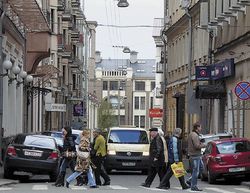 ВОДИТЕЛИ, УПОРНО ИЩУЩИЕ МЕСТО для парковки, наносят урон и городу: по оценкам IBM, 30% городских пробок провоцируют те, кто ездит в поисках места для парковки Фото: CC BY 3.0 NVO