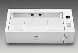 ВЫСОТА IMAGEFORMULA DR-M140 менее 10 см, этот сканер можно размещать в ящике письменного стола