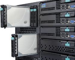 ЕСЛИ ЦЕНА НЕ ИМЕЕТ особого значения, было бы удобно перенести все данные на накопители на основе флэш-памяти. Они не только значительно опережают вращающиеся диски по скорости работы, но и не имеют движущихся частей, потребляют меньше энергии, не тратят времени на поиск данных и обладают постоянным быстродействием 