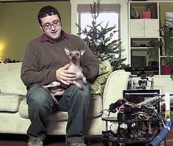 Инженер Microsoft общается со своей собакой по Skype через робота